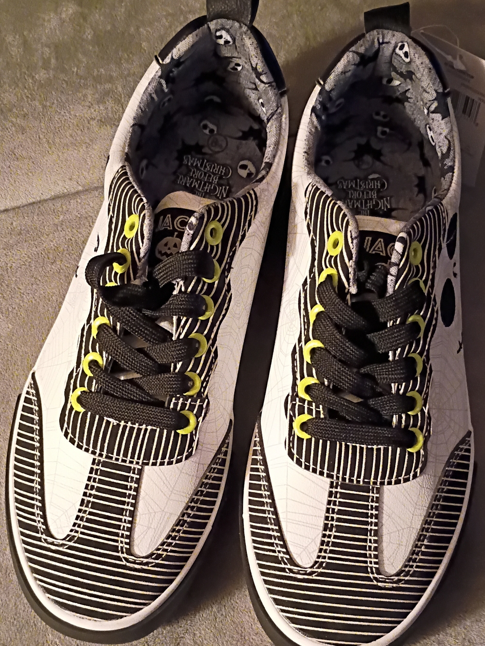 Men's Black & White Graphic Athletic Sneakers with Neon Eyelets